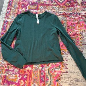 Lululemon - Size 2 - Green long-sleeve top (cropped)